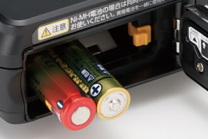 単四形アルカリ乾電池も使用可能