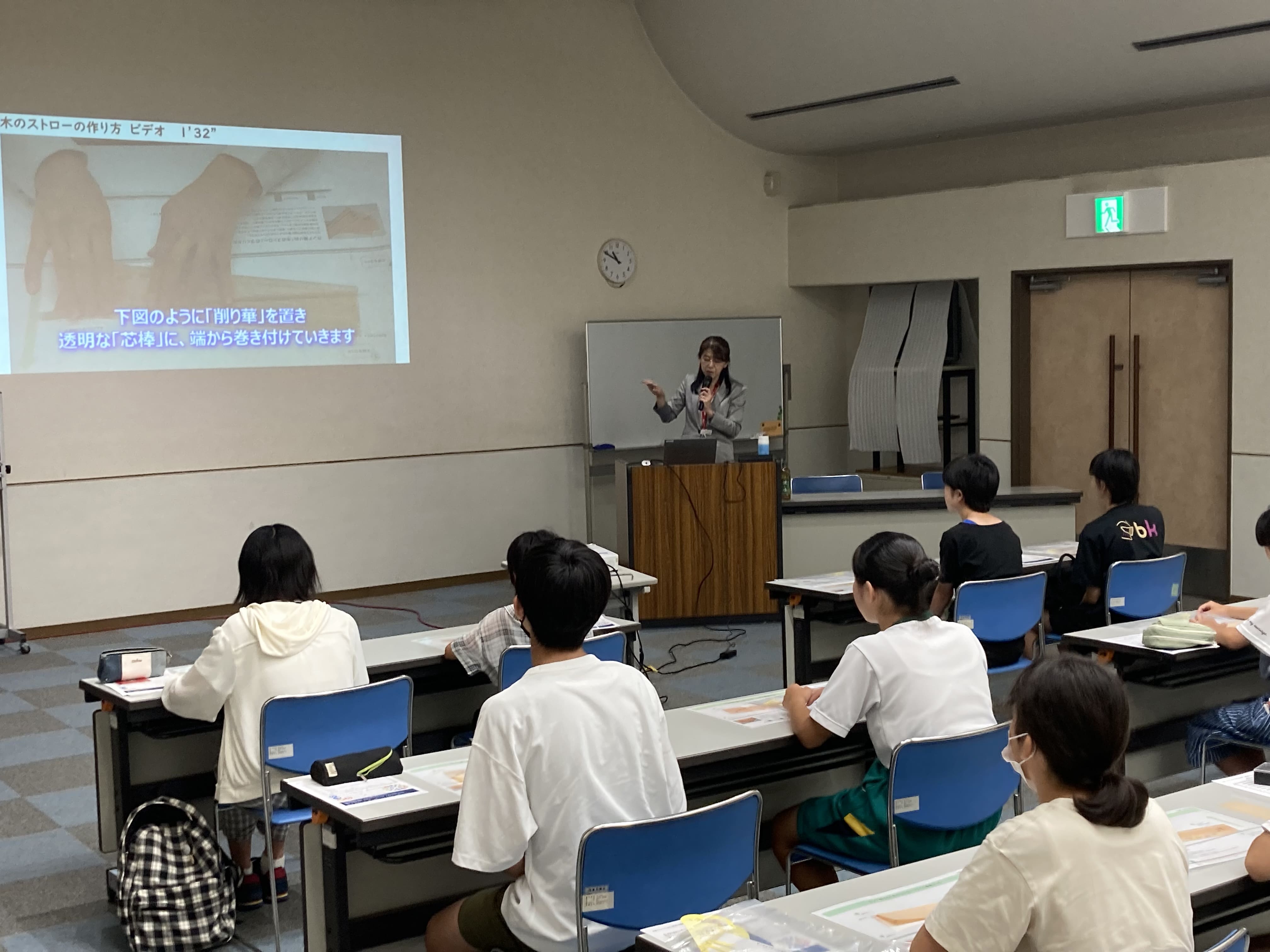 木のストローづくり体験の様子