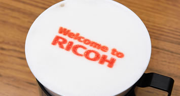 画像：カフェラテの泡にRICOHの文字をプリント