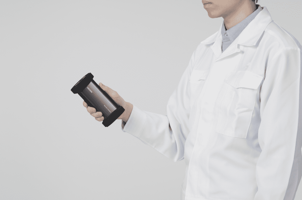 片手で扱える軽量かつコンパクトなサイズを実現。