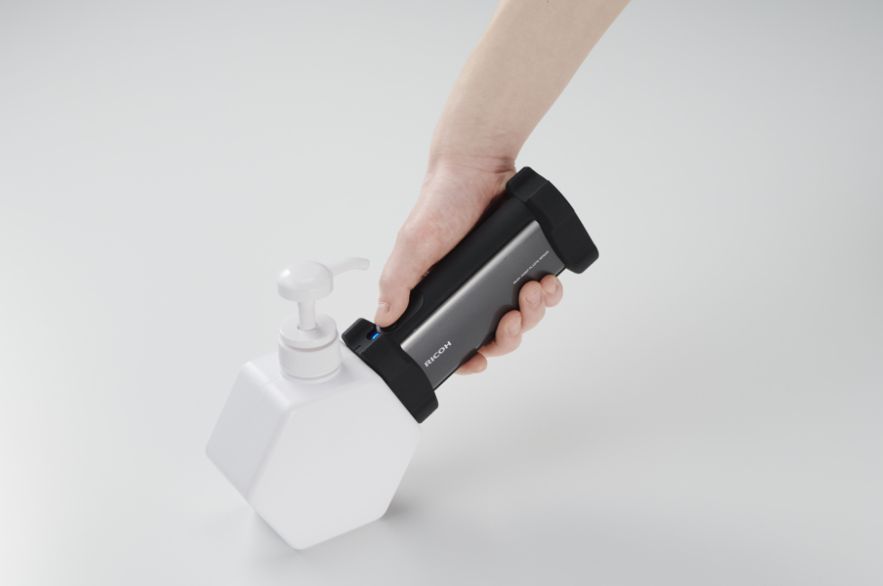 RICOH HANDY PLASTIC SENSOR B150でボトル容器を測定している様子